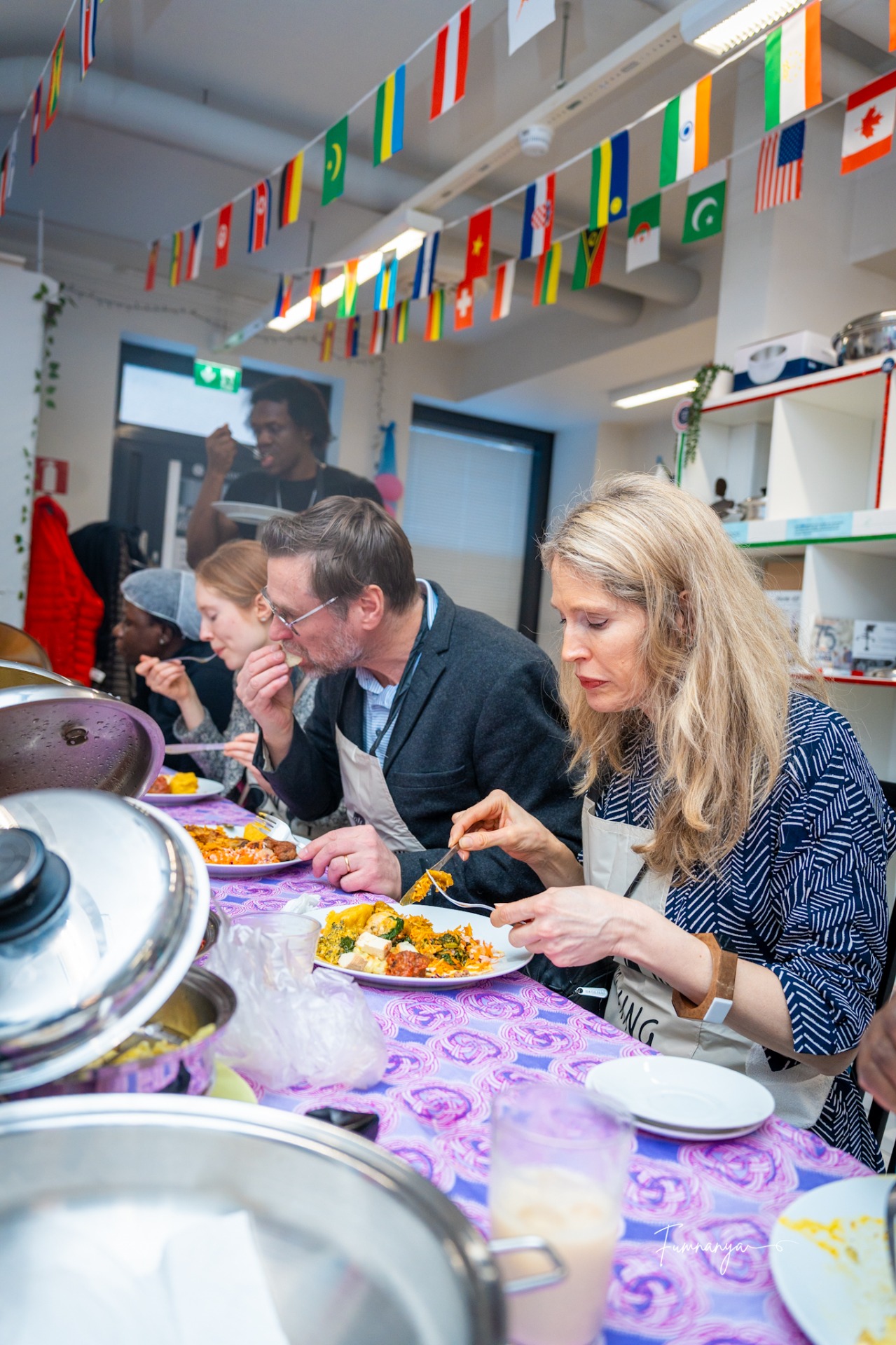 Culinary Dialogue: guests around the table